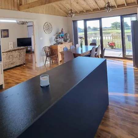 4bed Sleeps8-pet Friendly-hot Tub-log Burner بيت للعطل