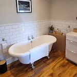 Nyaraló 4bed Sleeps8-pet Friendly-hot Tub-log Burner *
