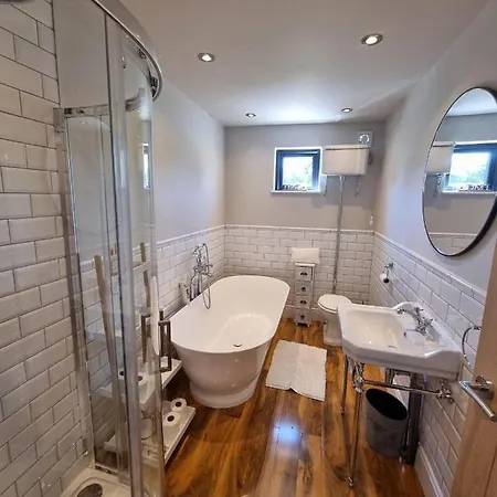 4bed Sleeps8-pet Friendly-hot Tub-log Burner