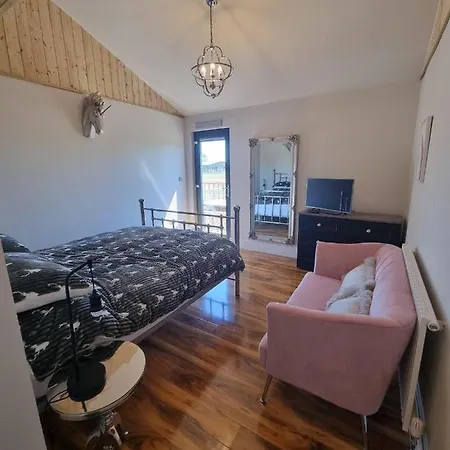 4bed Sleeps8-pet Friendly-hot Tub-log Burner *