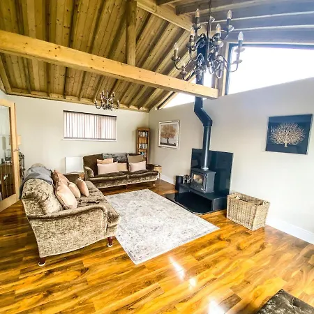4bed Sleeps8-pet Friendly-hot Tub-log Burner בית נופש