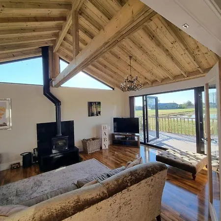 4bed Sleeps8-pet Friendly-hot Tub-log Burner *