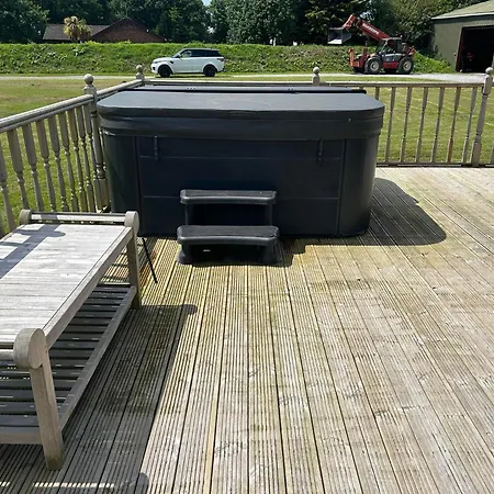 4bed Sleeps8-pet Friendly-hot Tub-log Burner *