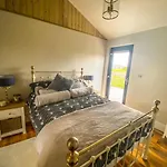 4bed Sleeps8-pet Friendly-hot Tub-log Burner *