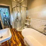 4bed Sleeps8-pet Friendly-hot Tub-log Burner 度假居
